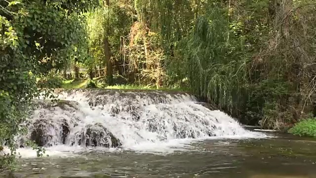 佩德拉货币区的瀑布和徒步旅行的人们作为背景