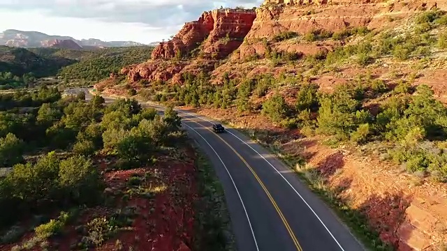 详情图-卡车在亚利桑那州空旷的路上行驶