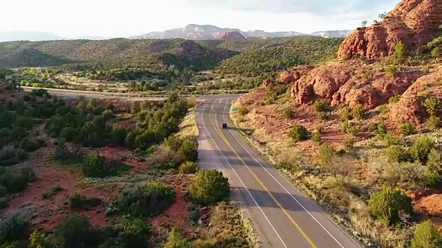 详情图-卡车在亚利桑那州空旷的路上行驶