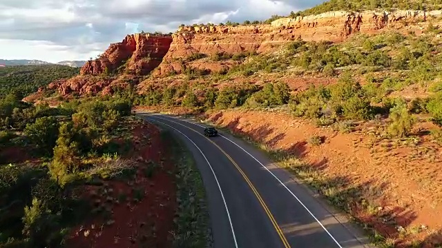 详情图-卡车在亚利桑那州空旷的路上行驶