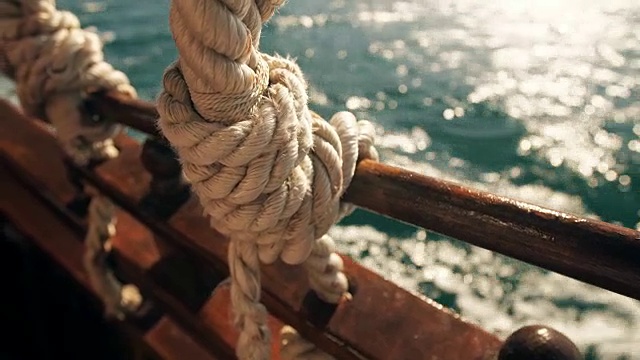 从海上的旧船上看