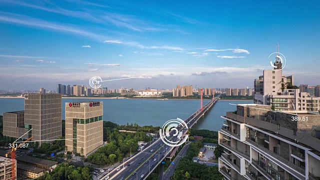 现代智慧城市中城的现代建筑在云天中。时间流逝