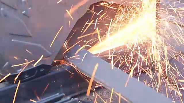 工人用磨床切割钢金属