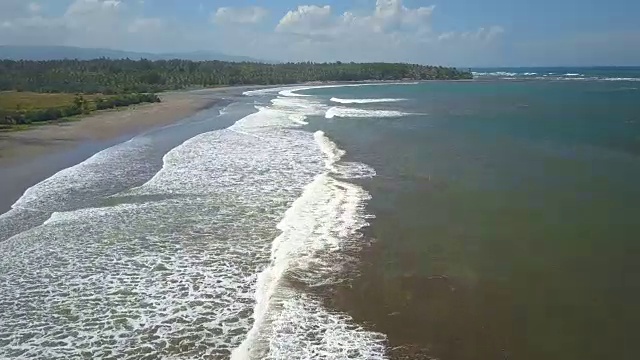 AERIAL:污迹漂浮在被污染的热带巴厘岛的海面上