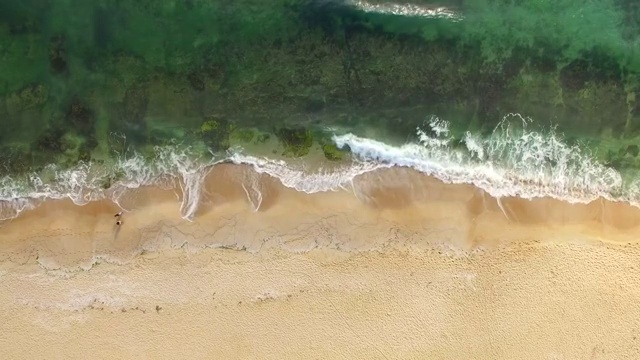 4K无人机海岸线视图