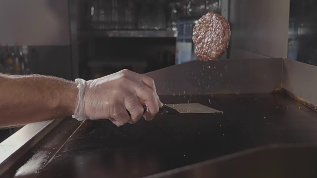 厨师翻炒多汁的肉做成汉堡，街头小吃