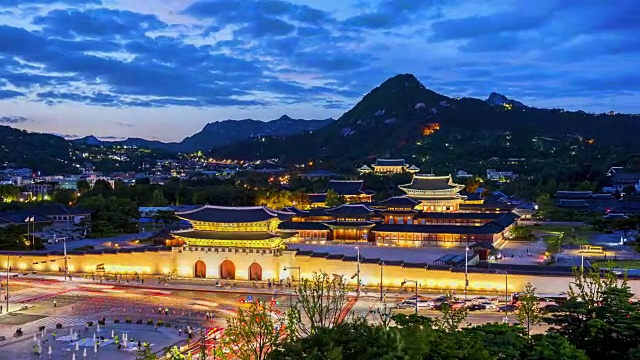 韩国首尔，京福宫的时间流逝和车灯的交通速度
