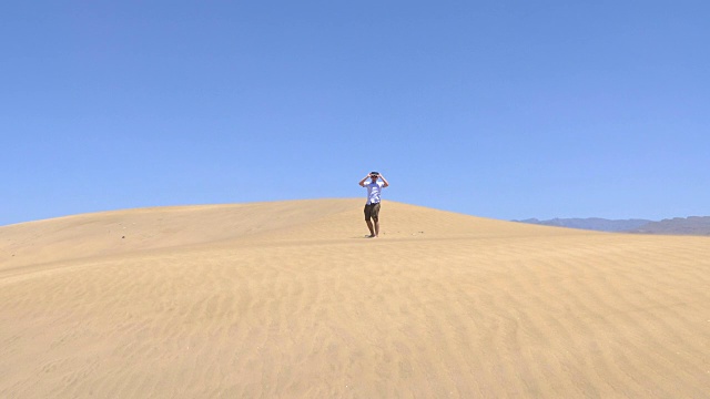 详情图-人类在沙漠中探索虚拟现实的4k慢镜头视频