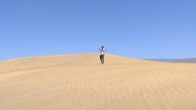 详情图-人类在沙漠中探索虚拟现实的4k慢镜头视频