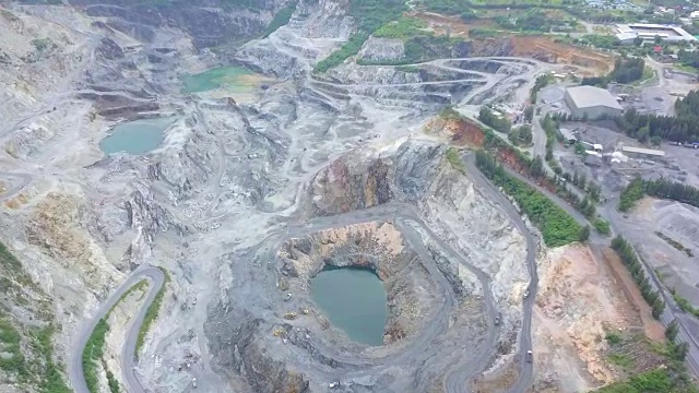 鸟瞰图矿山和重型设备石灰石破碎机和卡车和挖土机