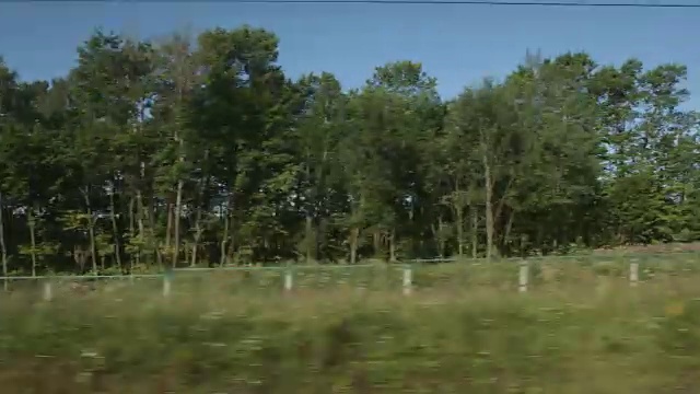 高铁在村庄和田野附近行驶