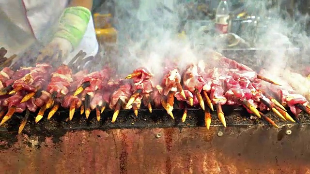 摇盘拍摄:中国西安的中式山羊肉烧烤