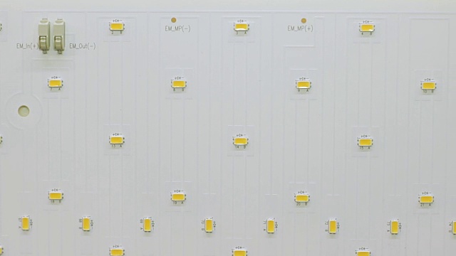 一组黄色的LED二极管