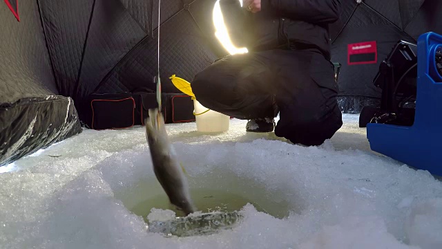 在雪区钓鱼的人