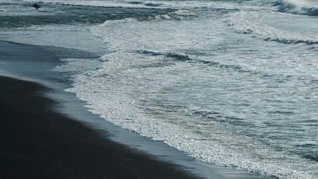 亚速尔群岛的黑砂火山海滩和白色泡沫海。