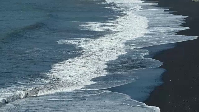亚速尔群岛的黑砂火山海滩和白色泡沫海。