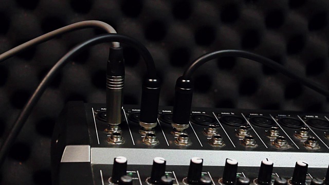 选择对焦手有人连接麦克风的USB连接器上的声音音乐混音。在家庭录音室混合各种对象录音。