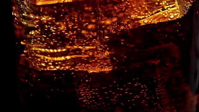 详情图-惊人的冰块在可乐-完美的背景清爽苏打水