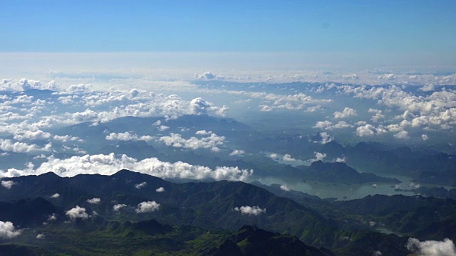 4K剪辑镜头，看窗外的飞机可以山与河和云的天空