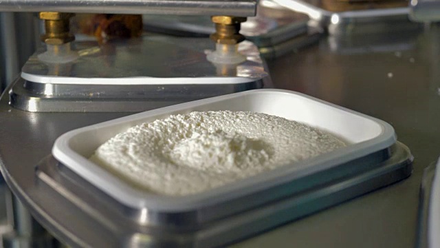 近距离观察用箔覆盖凝乳的扁平托盘。