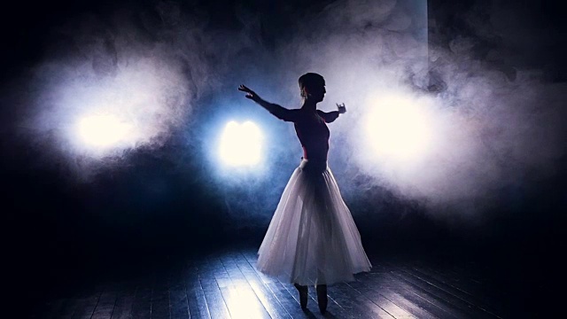 詳情圖-芭蕾舞演員在人造的舞臺(tái)霧中跳舞。