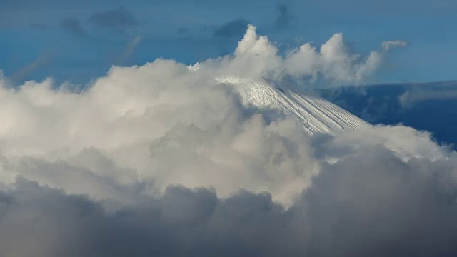 堪察加半岛阿瓦查活火山锥，火山喷气口活动