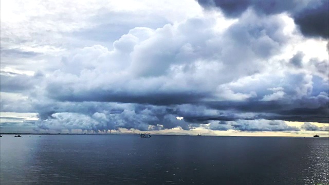 渔船在暴风雨中