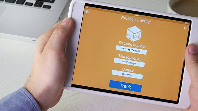 男子使用数字平板电脑应用程序跟踪他的包裹
