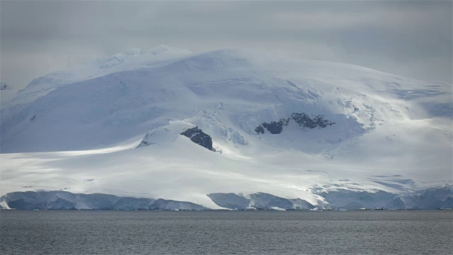 南极冰雪覆盖的山峰