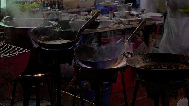 泰国曼谷烧饼街的烹饪