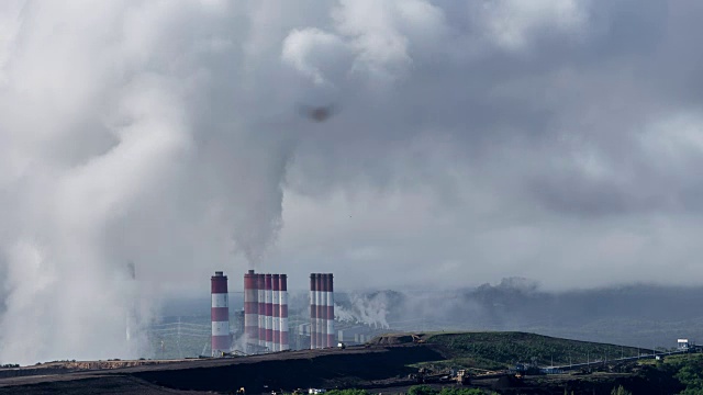 发电厂的时间流逝，在大气中喷射烟雾的管道。