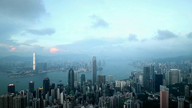 黃昏時分的香港天際線和維多利亞港