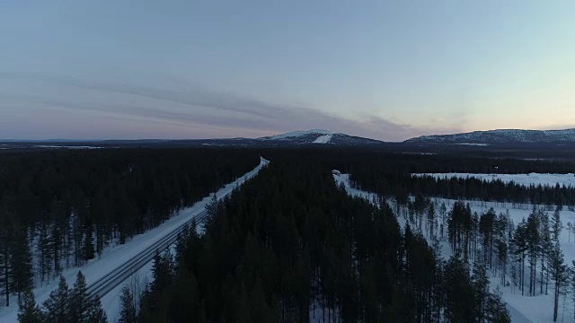 航拍:利瓦伊滑雪山与照明滑雪斜坡准备晚上滑雪