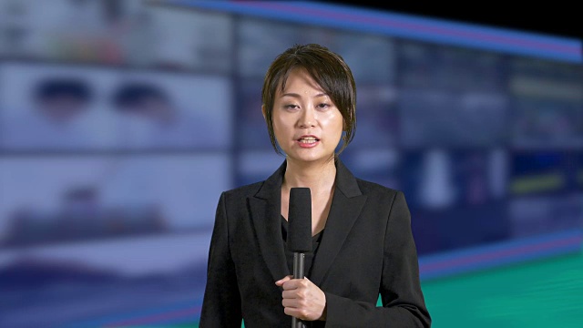 新闻女主播在演播室里，背景是一排排的屏幕
