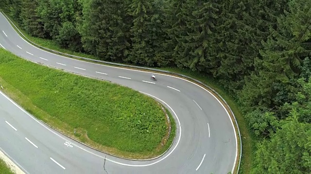 詳情圖-攝影:騎自行車的人在陡峭的山路上騎著自行車上坡