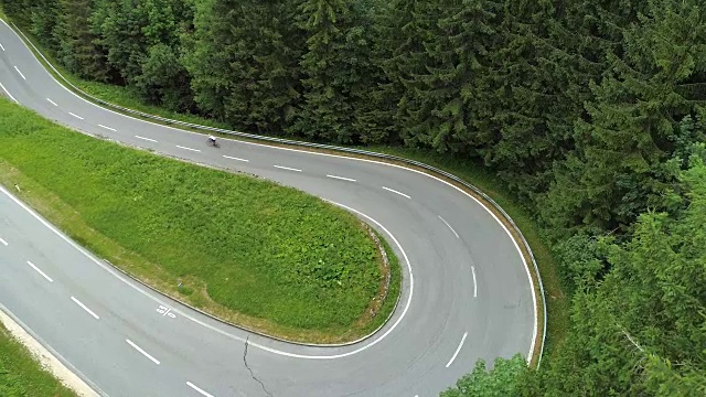 詳情圖-攝影:騎自行車的人在陡峭的山路上騎著自行車上坡