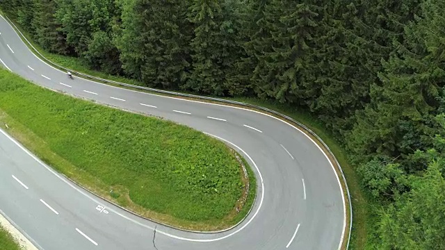 詳情圖-攝影:騎自行車的人在陡峭的山路上騎著自行車上坡