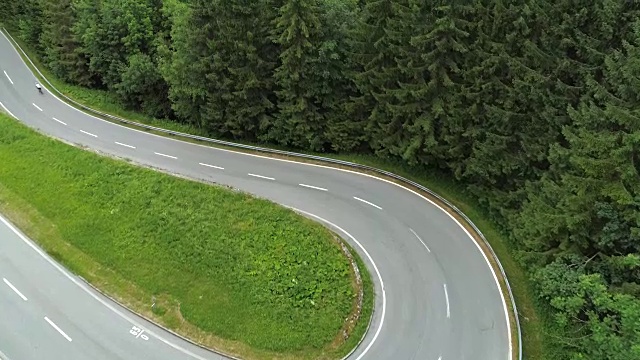 詳情圖-攝影:騎自行車的人在陡峭的山路上騎著自行車上坡