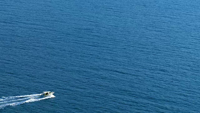 船在海上移动，鸟瞰图。