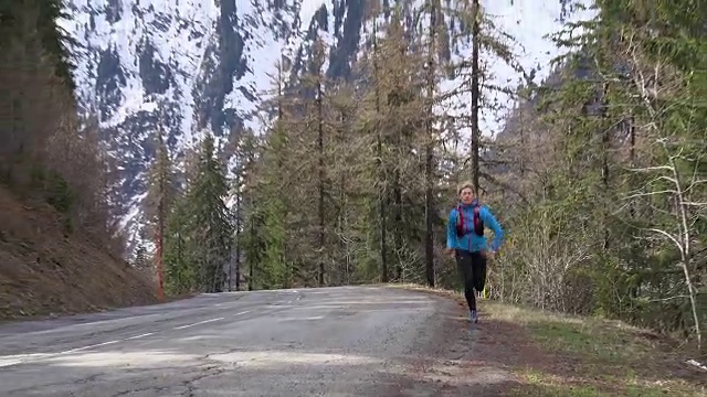 一个非常健康的女人跑上了山路。