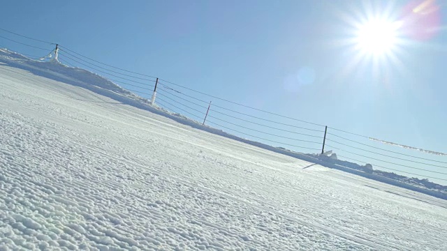 慢动作关闭:专业滑雪者雕刻在田园诗般的完美整理的滑雪道