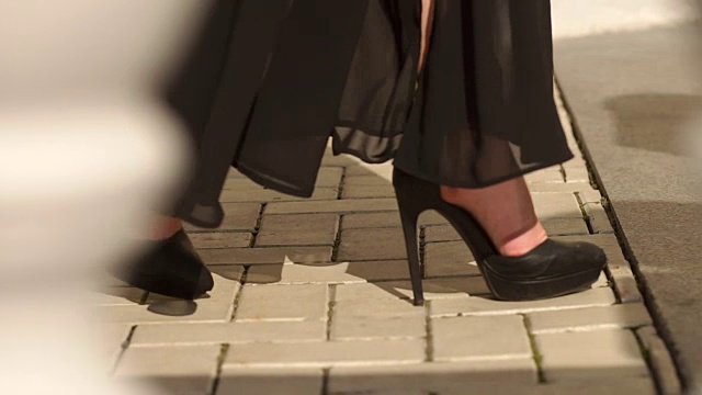 詳情圖-性感的腿黑色高跟鞋走在城市的街道。