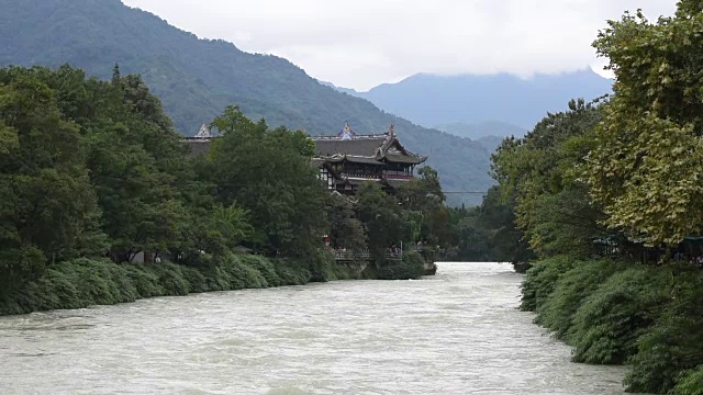 都江堰的流水和山川