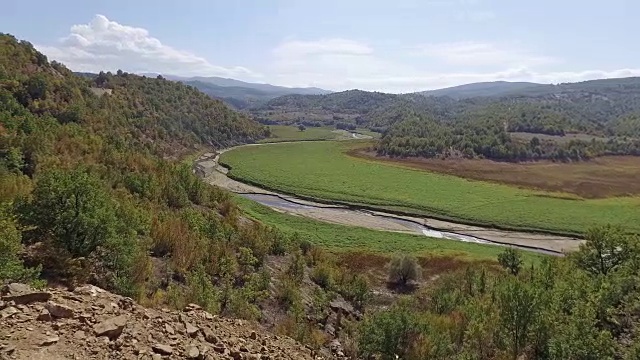 洪水灾难。秋季景观用河流和植被在洪水过后的山谷中，空中平移拍摄