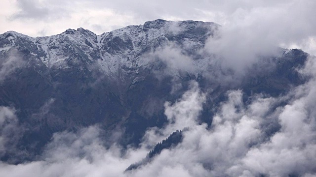 雪山全景在Allgäu，云景，云形成，Zeitraffer，时间的延时，Nesselwang, Alpen, Allgäuer Alpen，拜仁，4K