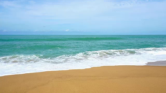 热带安达曼海景风景巴东海滩泰国普吉岛与海浪冲击沙滩