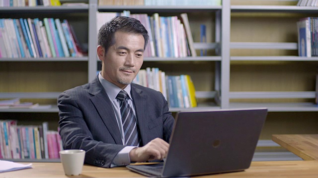 在办公室工作的亚洲公司高管