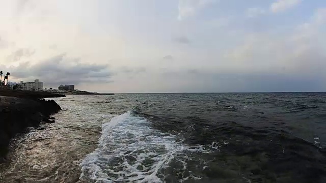 落日和地中海的海浪