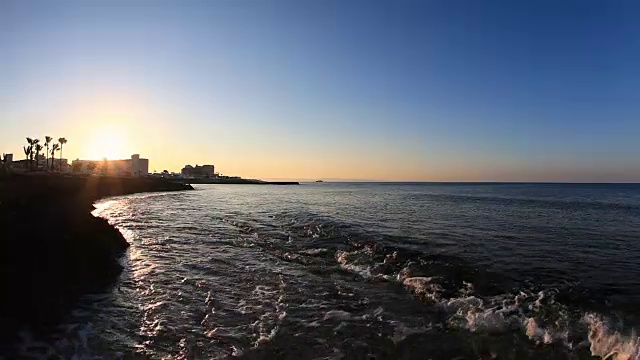 落日和地中海的海浪