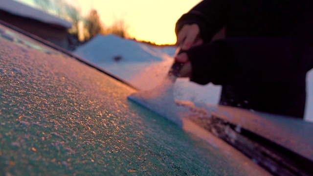 慢镜头刮掉车窗上的霜，镜头里飘着雪花